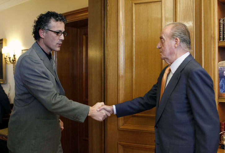 Xabier Mikel Errekondo saluda al rey español al inicio del encuentro. (Ángel Díaz/POOL EFE)