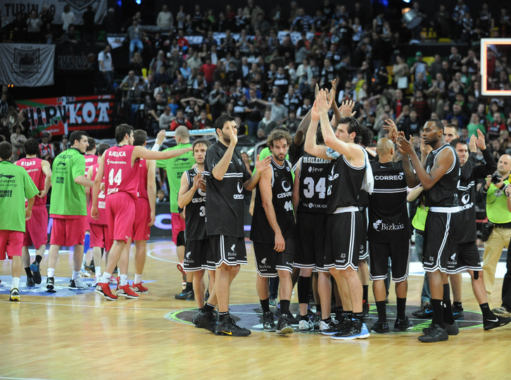 El Bilbao Basket agradece al público su apoyo tras caer con el Baskonia. (Jon HERNAEZ / ARGAZKI PRESS)