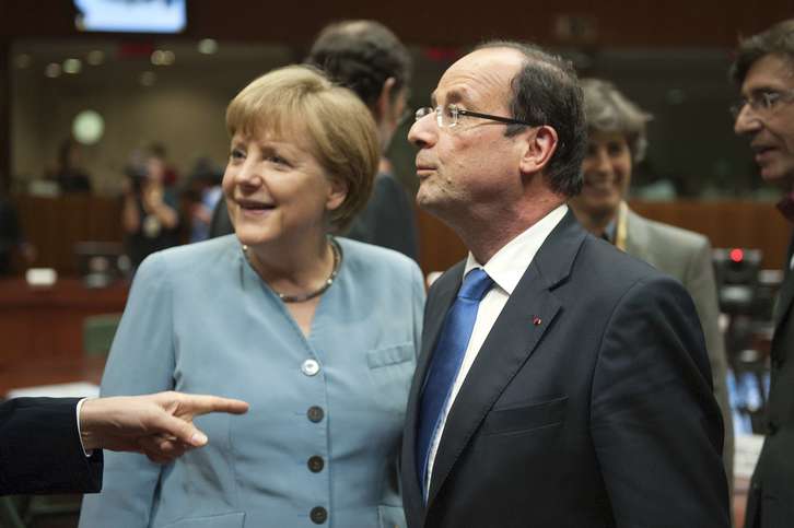 La canciller alemana, Angela Merkel, y el presidente francés, François Hollande, en Bruselas. (Lionel BONAVENTURE/AFP)