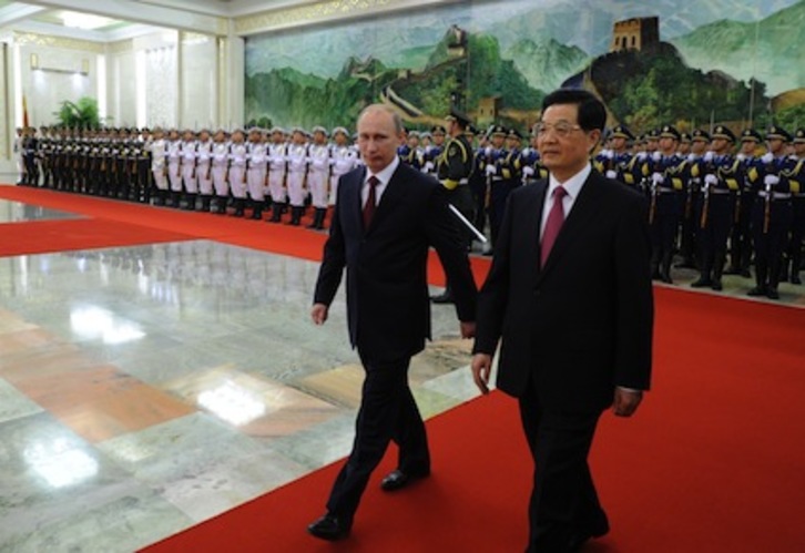 Putin y su homólogo chino, Hu Jintao, durante la visita oficial del presidente ruso a China. (Mark RALSTON/AFP)