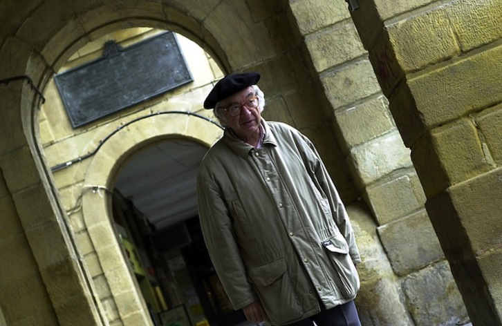 Txillardegi, paseando por la Plaza de la Constitución.