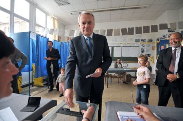 Jean-Marc Ayrault, ayer, ejerciendo su derecho a voto. (Frank PERRY/AFP)