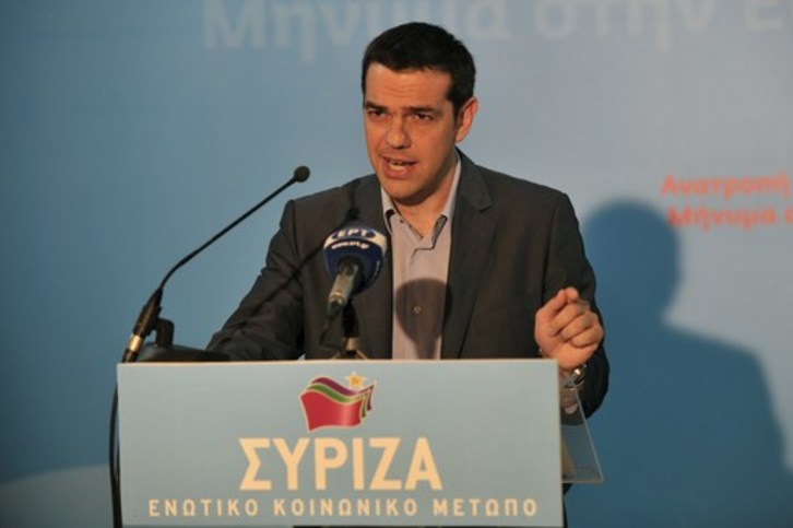 El líder de Syriza, Alexis Tsipras, durante su intervención de anoche. (Louisa GOULIAMAKI/AFP)