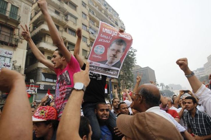 Seguidores de Mursi, celebran la victoria del candidato de Hermanos Musulmanes. (Mohammed ABED/AFP)