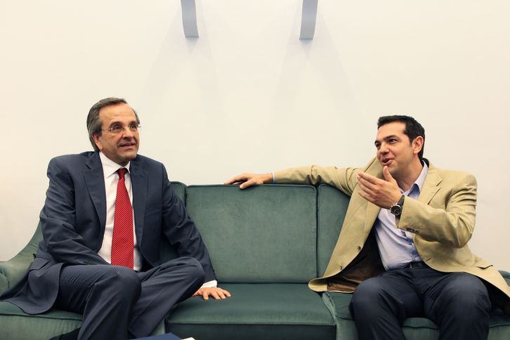 Alexis Tsipras, líder de Syriza, durante su encuentro con Antonis Samarás. (Petros GIANNAKOURIS/AFP PHOTO)