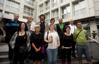 Los encausados en el proceso contra D3M y Askatasuna, que hoy han conocido su absolución. (Juan Carlos RUIZ/ARGAZKI PRESS)