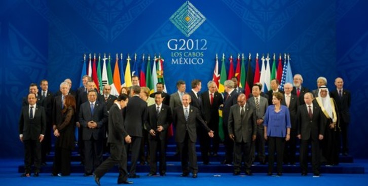 Foto de familia de los asistentes a la cumbre. (Bertrand LANGLOIS/AFP)