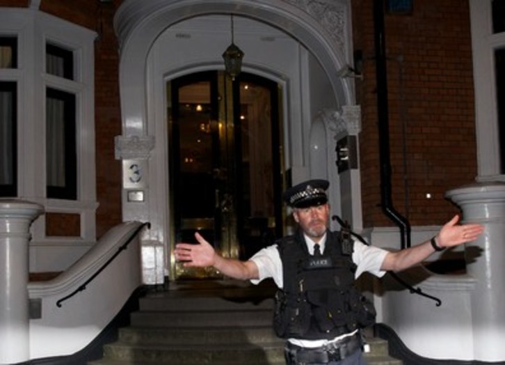Un policía impide el paso a los periodistas en la entrada de la Embajada de Ecuador en Londres. (Andrew COWIE/AFP)