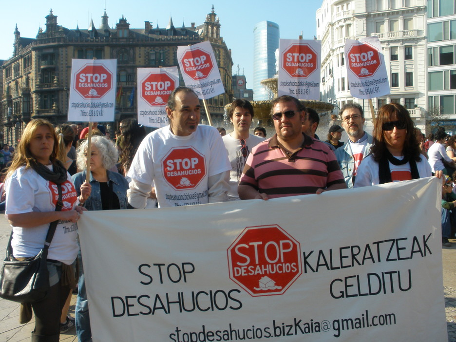 Movilización de Stop Desahucios Bizkaia, plataforma de la que forma parte Magno Cisneros