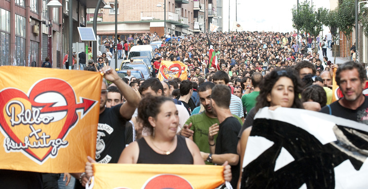 Manifestación contra el desalojo de Kukutza III. (Luis JAUREGIALTZO/ARGAZKI PRESS)