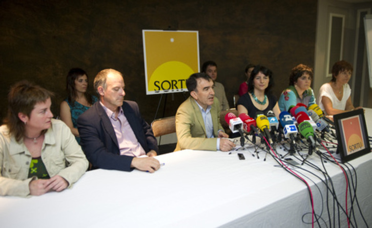 Los abogados Adolfo Araiz e Iñigo Iruin, junto al grupo promotor. (Marisol RAMIREZ/ARGAZKI PRESS)