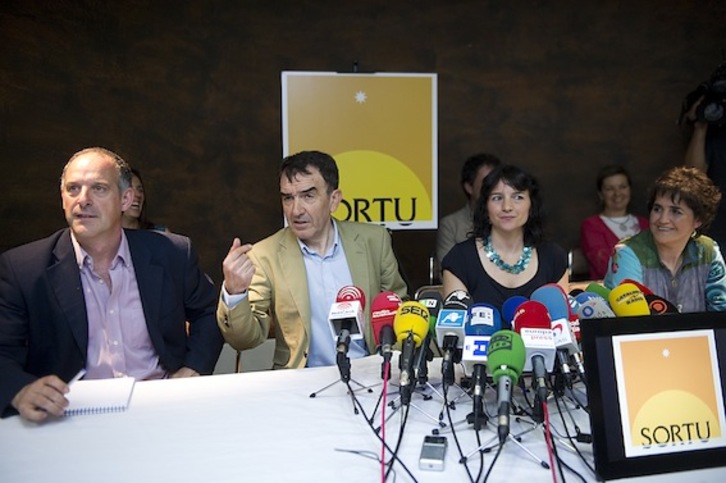 Promotores de Sortu, junto a Iñigo Iruin y Adolfo Araiz, en la valoración del fallo del TC. (Marisol RAMIREZ/ARGAZKI PRESS)