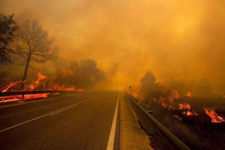 La carretera de Yatova, literalmente envuelta en llamas. (Germán GARCÍA/AFP)
