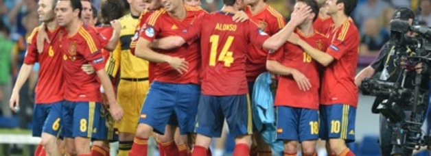 Los jugadores de la selección española celebran el triunfo. (Gabriel BOUYS/AFP) 
