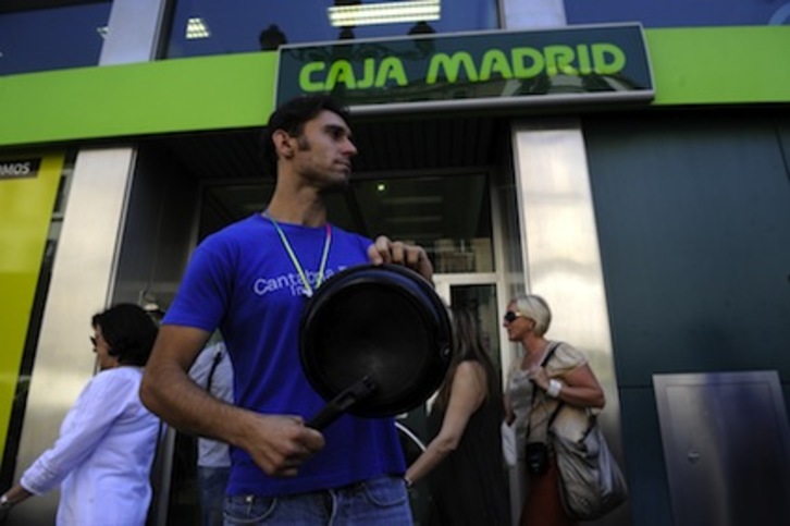 Imagen de archivo de una protesta ante una sucursal de Caja Madrid. (Cristina QUICLER/AFP) 
