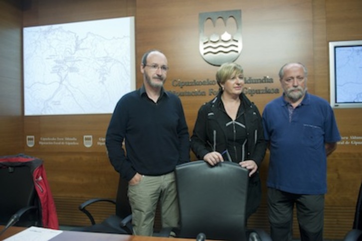 Carlos Olaetxea, Ikerne Badiola y Xabier Peñalver, hoy en la Diputación. (Jon URBE/ARGAZKI PRESS)