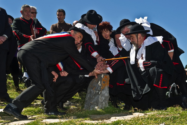 Los alcaldes de los valles de Erronkari y Baretous sellan el compromiso de paz mediante la imposición de sus manos sobre la piedra de San Martín. (Lander FDZ. ARROIABE/ARGAZKI PRESS)