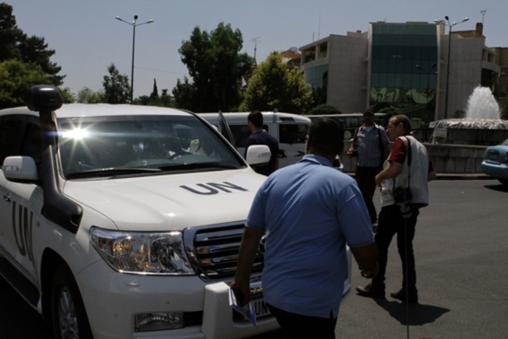 Un vehículo de la ONU llega a las inmediaciones del lugar del atentado en Damasco. (AFP)