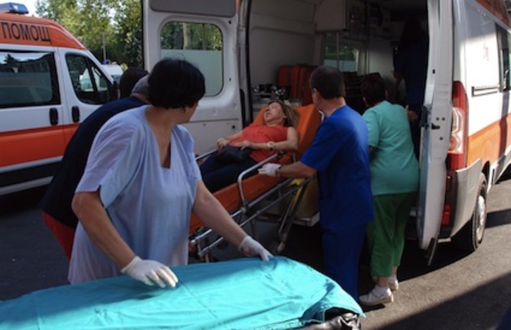 Una de las personas heridas es trasladada en ambulancia. (STR/AFP)
