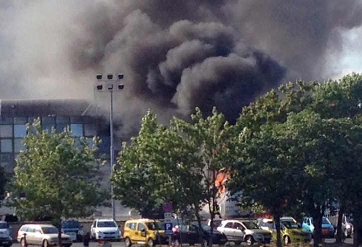 Una columna de humo emerge tras el ataque en Burgas. (AFP)