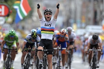 Cavendish izan da azkarrena esprintean Tourreko hemezortzigarren etapan. (Pascal PAVANI/AFP)