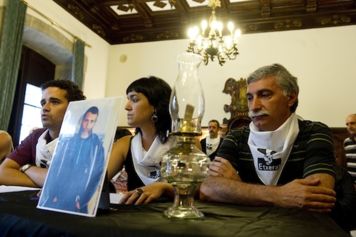 Jabi Uribetxebarria, a la derecha, junto a la foto de su hermano Iosu, el pasado sábado en Arrasate. (Raul BOGAJO/ARGAZKI PRESS)