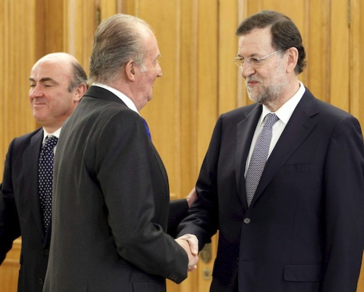 El Rey Juan Carlos I y el presidente del Gobierno, Mariano Rajoy, impulsores de la venta de tanques a Arabia Saudí (Angel DIAZ/AFP PHOTO)