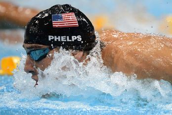 Phelps, en la final de mariposa disputada ayer. (Christophe SIMON/AFP)