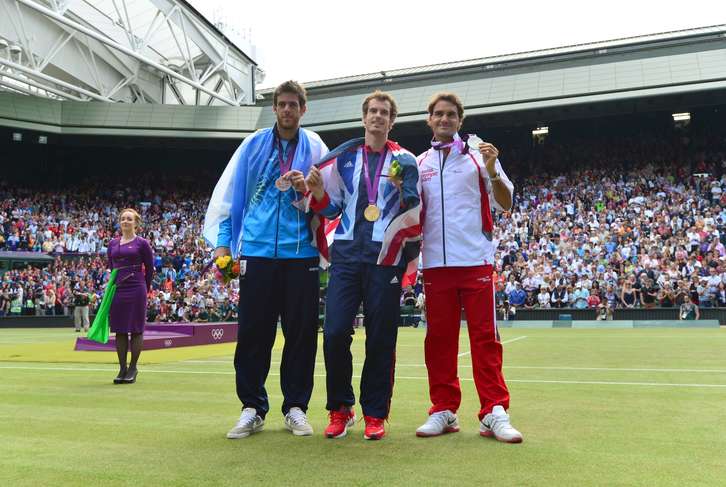 Murray y Federer junto con Del Potro, que ha ganado el bronce. (Luis ACOSTA / AFP)