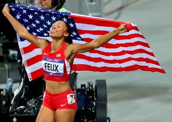 Allyson Felix celebra su oro. (Gabriel BOUYS/AFP PHOTO)