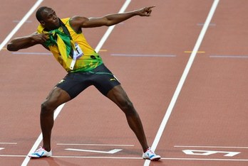 Usain Bolt celebra su victoria. (Gabriel BOUYS/AFP PHOTO)