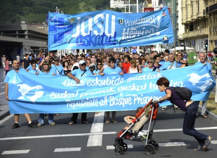 Miles de personas han recorrido las calles de Donostia en defensa de los derechos de los presos políticos vascos. (Ander GILLENEA/AFP PHOTO)