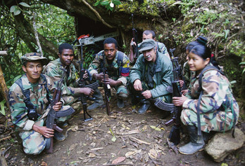 Un grupo de guerrilleros de las FARC en una imagen tomada en 2008 para un reportaje de ZAZPIKA. (Unai ARANZADI)