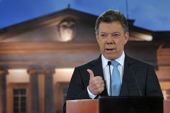 El presidente de Colombia, Juan Manuel Santos, mientras anuncia la existencia de conversaciones exploratorias con las FARC.  (Cesar CARRIÓN/AFP PHOTO)