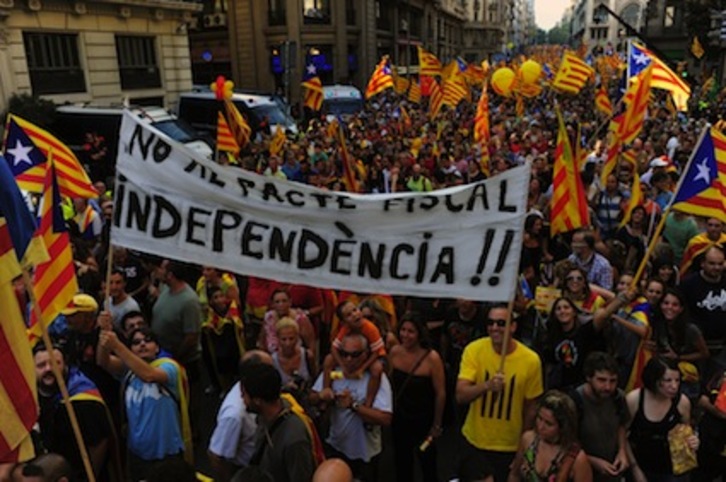 Proclamas independentistas durante la marcha de Barcelona. (Lluis GENE/AFP)