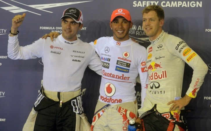 Lewis Hamilton (centro), Pastor Maldonado (izquierda) y Sebastian Vettel, en el podio. (Punit PARANJPE/AFP)  