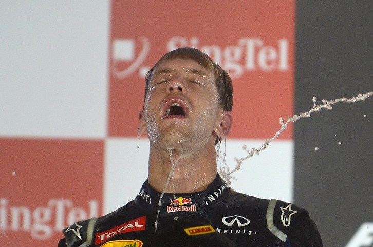 Vettel celebra la victoria en Singapur. (Punit PARANJPE / AFP)