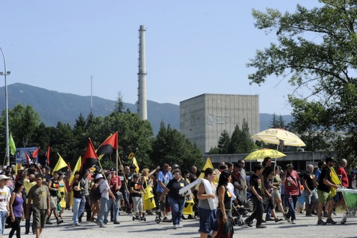 Marcha contra la central nuclear de Garoña. (Luis JAUREGIALTZO / ARGAZKI PRESS)