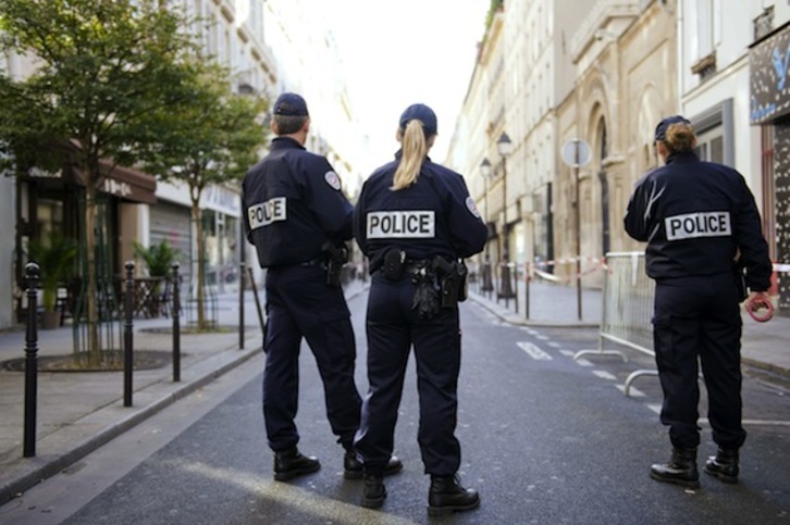 Policías franceses, ayer, custodiando una sinagoga en París. (Lionel BONAVENTURA/AFP PHOTO)