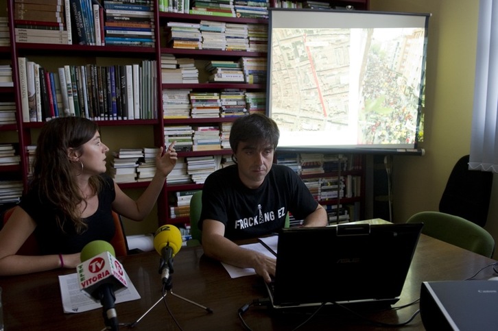 Leire Urkidi y Mikel Otero, miembros de la plataforma Fracking ez Araba. (Juanan RUIZ/ARGAZKI PRESS)