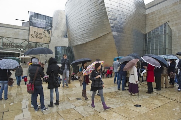 Tanto bilbainos como visitantes han querido celebrar el aniversario del Guggenheim visitando el museo. (Luis JAUREGIALTZO/ARGAZKI PRESS)