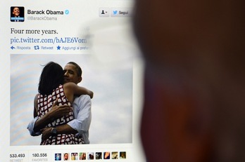 Un hombre mira en la pantalla de su ordenador el tuit que anuncia la victoria de Obama. (Gabriel BOUYS/AFP PHOTO)
