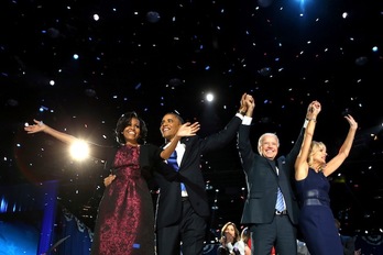 El presidente de EEUU, Barack Obama, ha comparecido con su familia tras conocer su reelección. (Scott OLSON/AFP PHOTO)