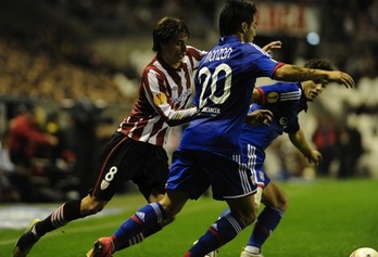 Iturraspe lucha con dos jugadores del Lyon durante el encuentro de San Mamés. (Luis JAUREGIALTZO/ARGAZKI PRESS)