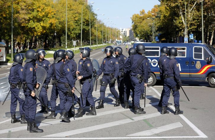 La presencia policial en Madrid, y particularmente en las inmediaciones del Congreso, ha sido notable, debido a la huelga general. (Cesar MANSO/AFP PHOTO)