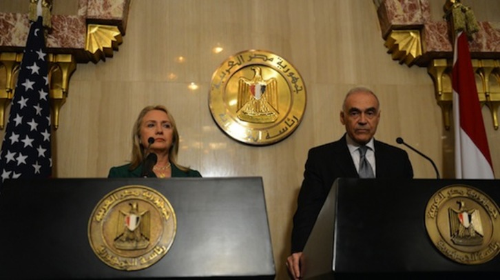 La secretaria de Estado de EEUU, Hillary Clinton, junto al ministro de Exteriores egipcio, Mohamed Kamel Amr. (Khaled DESOUKI/AFP PHOTO)