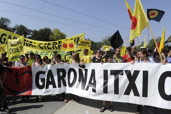 Imagen de archivo de una movilización a favor del cierre de Garoña en setiembre de este año. (Luis JAUREGIALTZO/ARGAZKI PRESS)