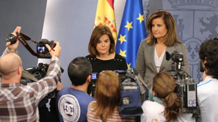 Soraya Sáenz de Santamaría y Fátima Báñez, en su comparecencia ante los medios. (MONCLOA)
