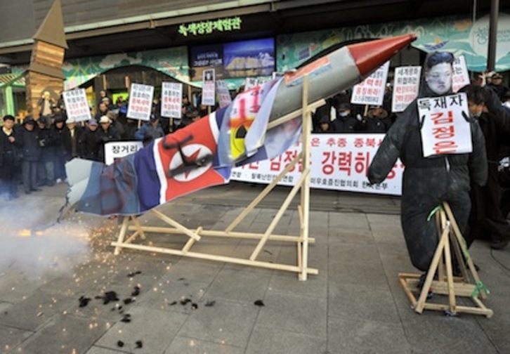 Protestas en Seúl tras el lanzamiento del cohete por parte de Corea del Norte. (Jung YEON-JE/AFP)