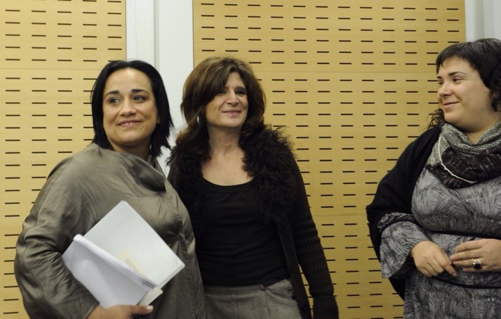 Rafaela Romero, Helena Franco e Idoia Ormazabal, felices tras el acuerdo. (ARGAZKI PRESS)